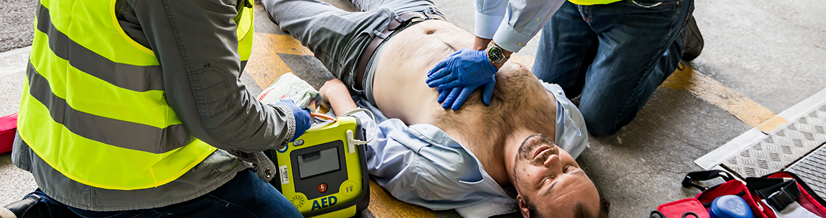 2 First Responder mit AED bei der Reanimation